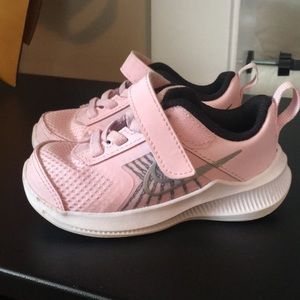 NIKE toddler size 6 sneaker